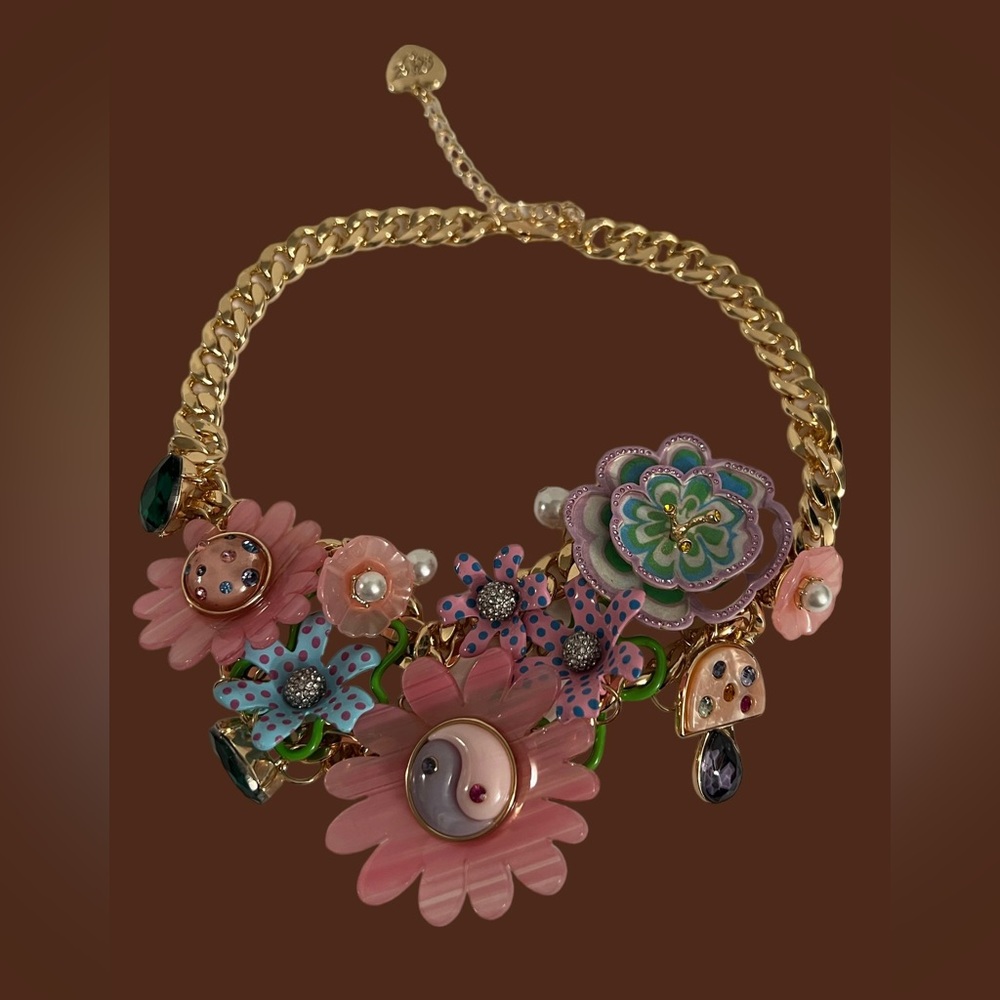 New BETSEY JOHNSON ENCHANTED DRAMA STATEMENT NECKLACE PASTEL MULTI - Picture 4 of 16